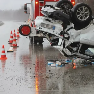 Auto überschlägt sich auf Autobahn nahe Hamburg