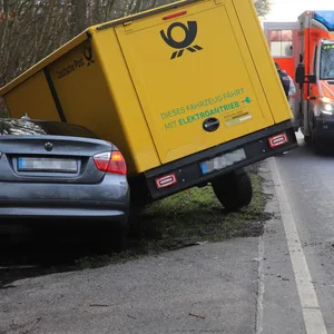 Unfall mit Postauto im Norden – zwei Verletzte in Klinik