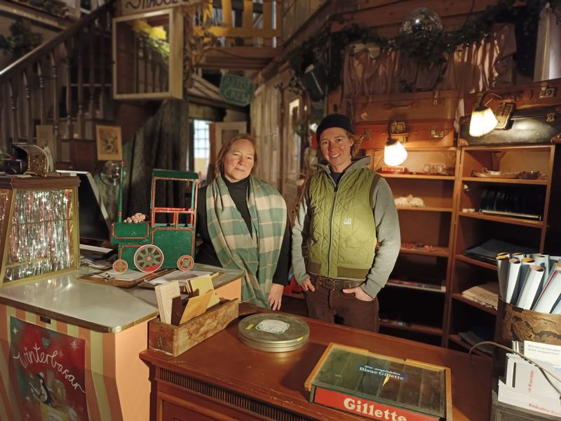 Jeanette Kratzert (l.) und Alessa Lippert (r.) von der Hanseatischen Materialverwaltung hinter deren Theke.