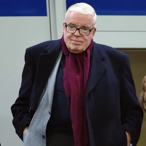 Klaus-Michael Kühne auf der Tribüne im Volksparkstadion