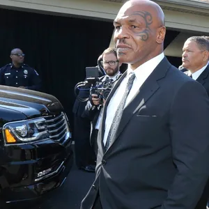 Mike Tyson im Anzug und hat Tränen in den Augen