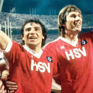 Hrubesch, Magath und Kaltz feiern den Europapokal-Sieg