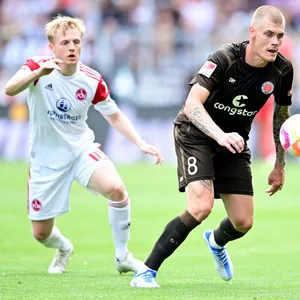 Eric Smith im Zweikampf mit Mats Möller Daehli
