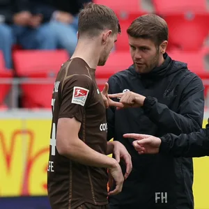 Fabian Hürzeler mit Connor Metcalfe im Gespräch