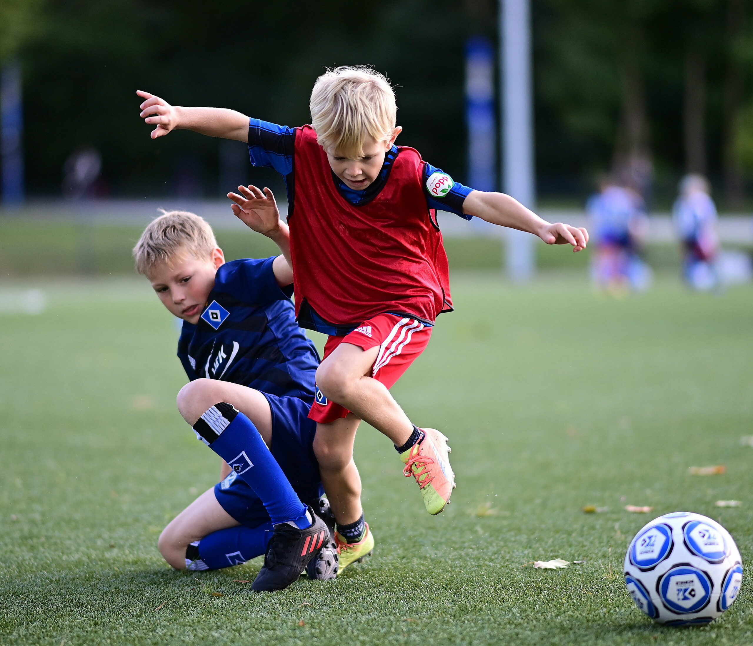 Kinder beim Fußballspielen (Symbolfoto)