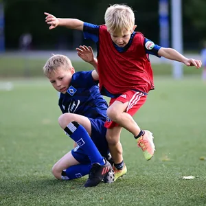 Kinder beim Fußballspielen (Symbolfoto)