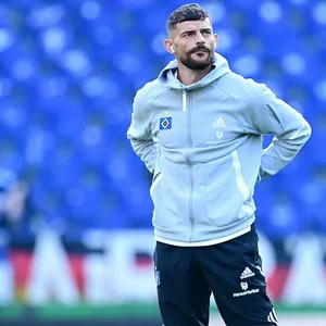 Tim Leibold schaut ins leere Stadion