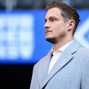 Marcell Jansen schaut skeptisch in die Ferne.