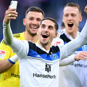 Gemeinsam macht es mehr Spaß: Ludovit Reis beim Selfie-Jubel zusammen mit Daniel Heuer Fernandes und Sebastian Schonlau.