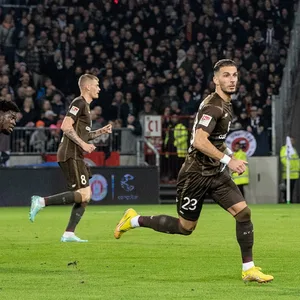 St. Pauli-Spiel vor dem Riesenrad des Hamburger Dom