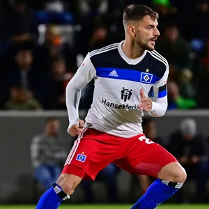 HSV-Vize-Kapitän Tim Leibold am Ball