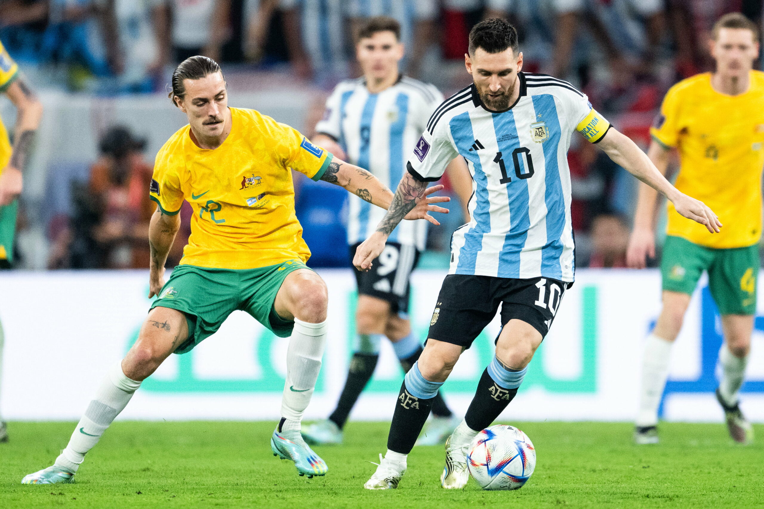 Jackson Irvine gegen Lionel Messi bei der WM