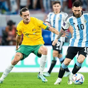 Jackson Irvine gegen Lionel Messi bei der WM