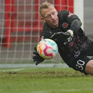 Sascha Burchert pariert einen Schuss im Trainingslager