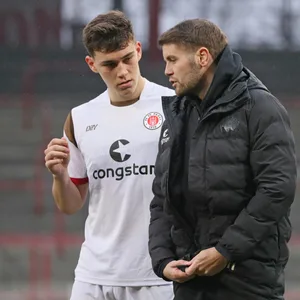 Spieler wie Marcel Beifus (l.) könnten es in der Rückrunde schwer haben, zu Einsatzzeiten zu kommen. Trainer Fabian Hürzeler (r.) ist als Kommunikator gefragt.