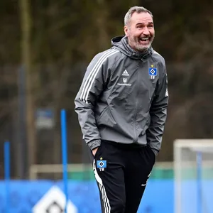 Tim Walter lacht beim HSV-Training