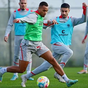 Etienne Amenyido im Zweikampf mit Elias Saad