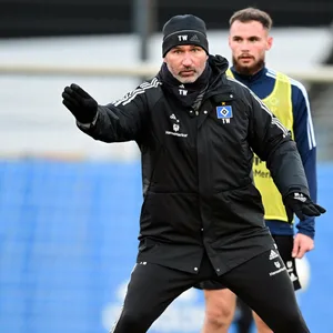 HSV-Trainer Tim Walter im Training