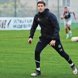 Fabian Hürzeler ist in diesen Wochen an mehreren Fronten gefordert.