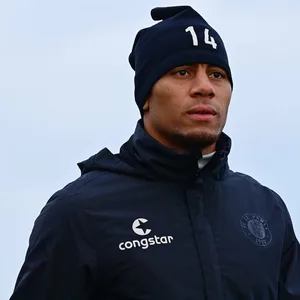 Etienne Amenyido nachdenklich im St. Pauli-Training