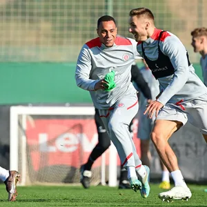 Der Togolese Etienne Amenyido (l.) und der Este Karol Mets in Braun und Weiß – beziehungsweise hier gerade mal Grau: Kein Zweitligist hat Legionäre in seinen Reihen.