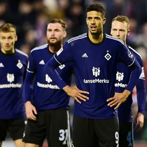 Filip Bilbija, Valon Zumberi und Robert Glatzel sind enttäuscht