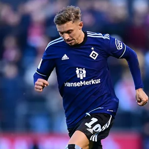 Sonny Kittel mit Ball gegen den 1. FC Köln