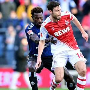 HSV-Profi Bakery Jatta gegen Kölns Jonas Hector