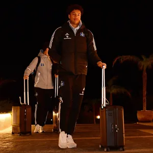 Bei der Ankunft in Sotogrande machte der verletzte HSV-Verteidiger Jonas David gute Miene zum eher bösen Spiel.