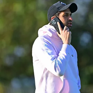 HSV-Vorstand Jonas Boldt telefoniert