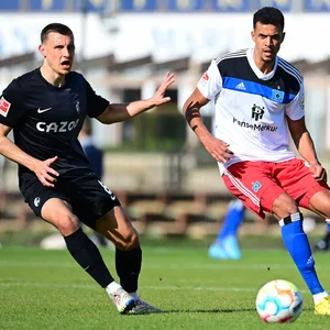 Robert Glatzel (hier gegen Freiburgs Eggestein) zeigte beim HSV die besten Ansätze.