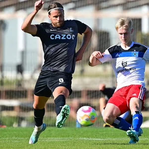 HSV-Talent Jesse Kilo gegen Freiburgs Lucas Höler