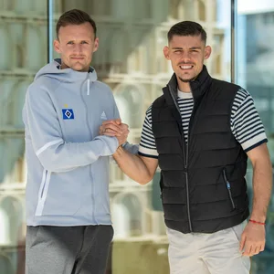 HSV-Zugang Javi Montero (r.) wurde in Sotogrande von Scouting-Leiter Claus Costa empfangen.