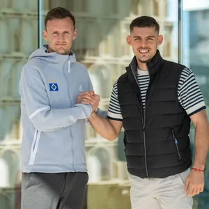 hm entgeht nichts. Wachen Blickes verfolgt Claus Costa jede Trainingseinheit der HSV-Profis in Sotogrande. Nachdem Sportvorstand Jonas Boldt am Sonntag aus Spanien abreiste, ist Costa der sportliche Chef vor Ort. In Kürze wird der 37-Jährige auch ganz offiziell befördert.Costa wird zum Boss. Noch ist nicht ganz klar, wie der neue Posten des bisherigen Leiter Scouting genannt werden soll. Darüber wird im Hintergrund noch diskutiert. De facto soll Costa aber in die Rolle von Michael Mutzel (43) schlüpfen, der bis vergangenen Sommer beim HSV als Sportdirektor geführt wurde, ehe er zum Kaderplaner degradiert und etwas später entlassen wurde.Costa wird diese Lücke nun auch rein formell schließen. Wie es um sein Standing bestellt ist, wurde erst am vergangenen Sonntag unterstrichen. Da war es der Ex-Profi, der den spanischen Innenverteidiger Javi Montero (24) auch auf den offiziellen Fotos als HSV-Zugang willkommen ließ. Kleine Schnappschüsse mit großer Außenwirkung. Costa, das sollte dadurch verdeutlicht werden, ist um die Mannschaft herum der neue starke Mann.In Spanien pflegt er vor allem seinen engen Draht zu Tim Walter (47). Kein Tag vergeht, an dem die beiden nicht intensiv fachsimpeln und erörtern, wo noch Verbesserungspotenziale bestehen. Das Band zu Boldt (40) ist ohnehin dick. Der Vorstand lotste ihn 2019 aus Leverkusen zum HSV, schon da waren beide Kollegen. Auch mit Mutzel arbeitete Costa gut und eng zusammen.Nun wird er selbst zum Boss. Möglichst noch bis Ende des Monats soll sein Vertrag angepasst werden. Bis dahin hat Costa ohnehin noch alle Hände voll zu tun. Sein letzter Auftrag dieser Transferperiode: ein neuer Stürmer soll möglichst noch kommen.