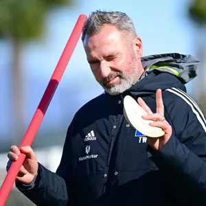 HSV-Trainer Tim Walter hat Grund zur Freude.