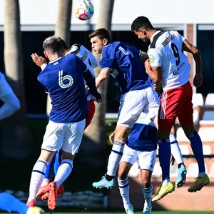 Robert Glatzel trifft per Kopf zur frühen HSV-Führung gegen Vancouver