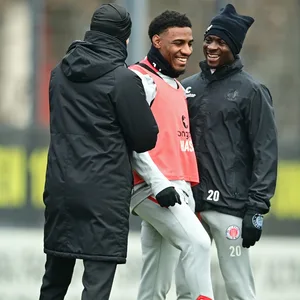 Oladapo Afolayan und Afeez Aremu lachen im Training