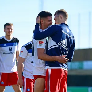 HSV-Zugang Javi Montero jubelt mit Sebastian Schonlau