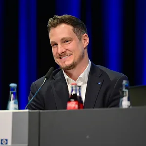 Marcell Jansen kann sich freuen, er darf als HSV-Präsident weitermachen.,