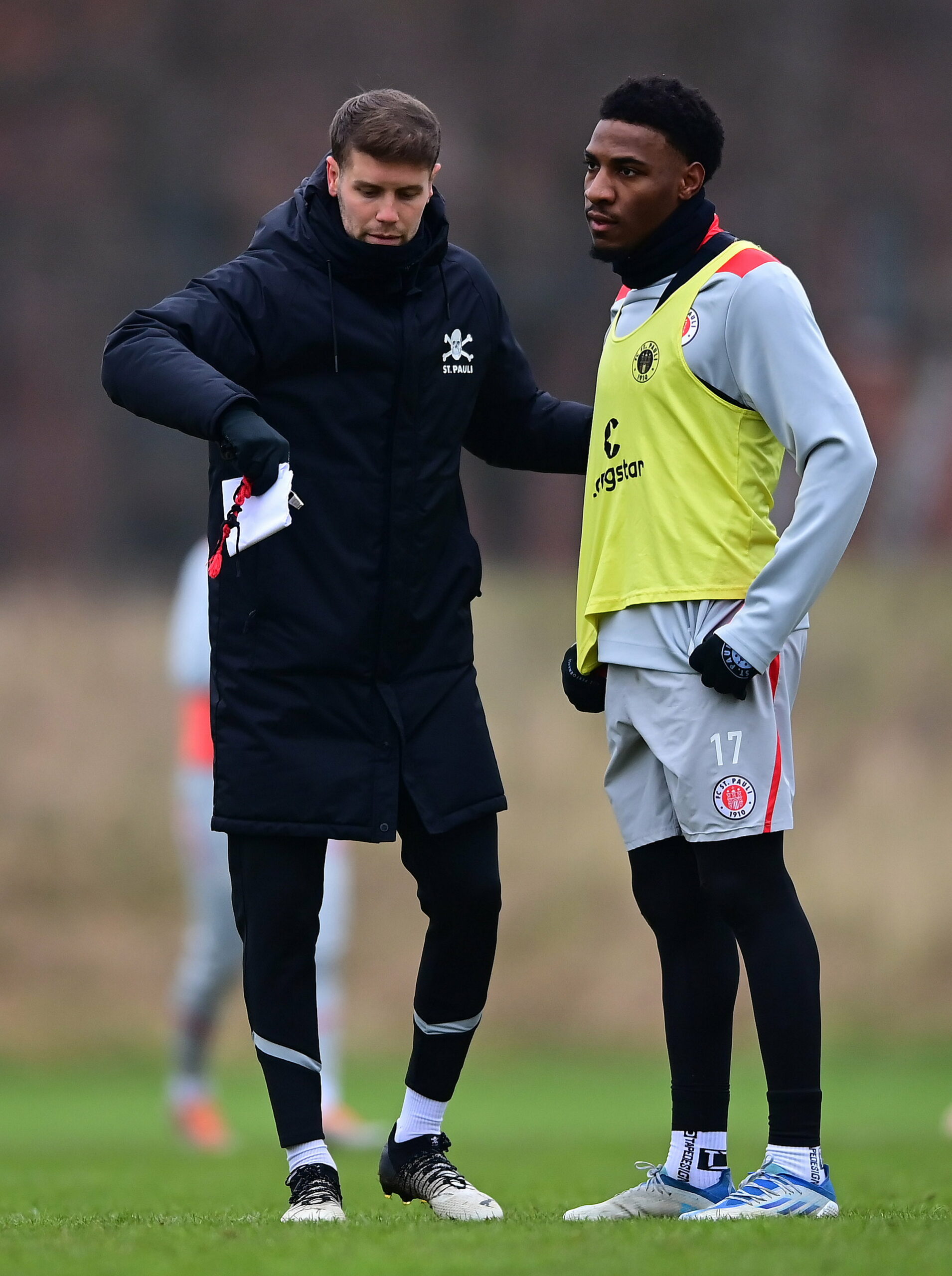 Fabian Hürzeler gibt Oladapo Afolayan Instruktionen beim Training.