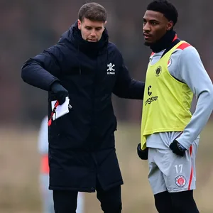 Fabian Hürzeler gibt Oladapo Afolayan Instruktionen beim Training.