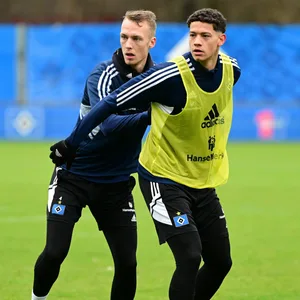 Gleich mittendrin: András Németh bekam es an seinem ersten HSV-Tag mit Kapitän Sebastian Schonlau (l.) zu tun.