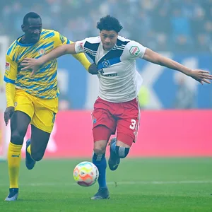 HSV-Abwehrmann Jonas David (r./gegen Braunschweigs Tarsis Bonga)