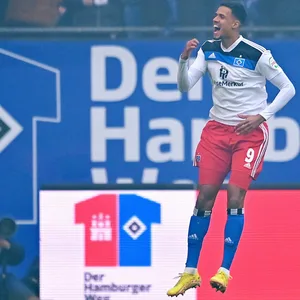 Robert Glatzel bejubelt seinen ersten Treffer gegen Braunschweig