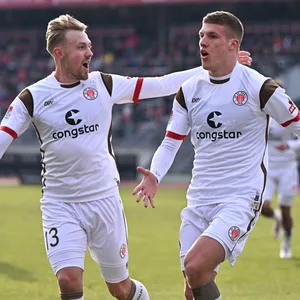 Jakov Medic jubelt mit Lukas Daschner