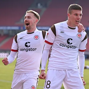 Jakov Medic jubelt mit Lukas Daschner über seinen Siegtreffer in Nürnberg.