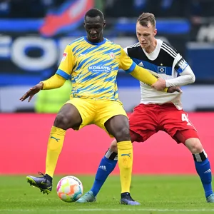 Sebastian Schonlau im Zweikampf mit Tarsis Bonga