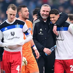 HSV-Trainer Tim Walter (2.v.r.) bejubelt mit seinen Profis das 4:2 gegen Braunschweig.