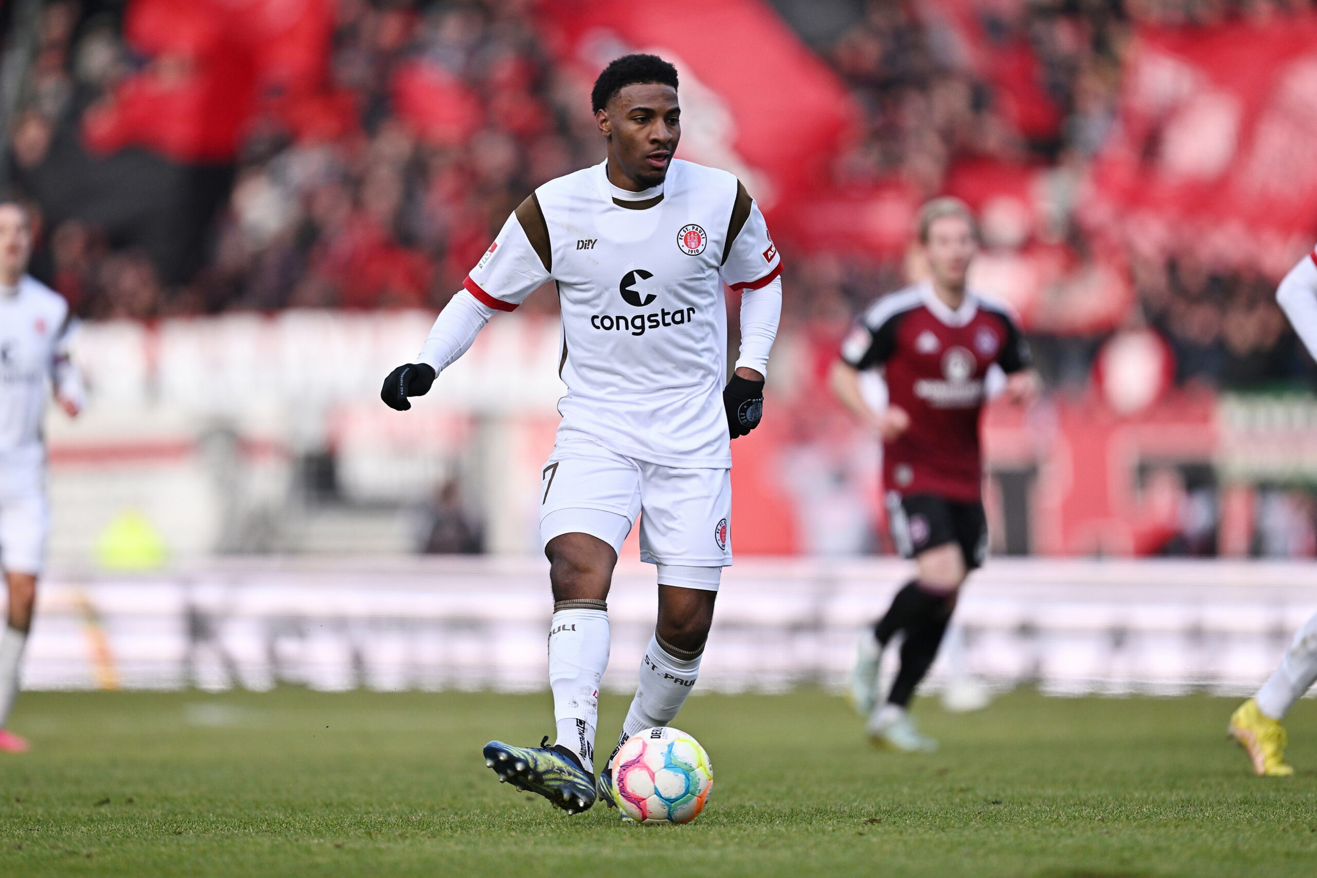 Oladapo Afolayan passt den Ball mit der Innenseite beim Spiel in Nürnberg.