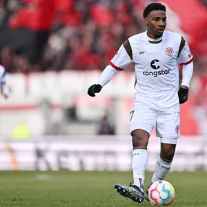 Oladapo Afolayan passt den Ball mit der Innenseite beim Spiel in Nürnberg.